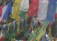 [lang_fr]Drapeaux multicolores dans un temple à Darjeeling en Inde[/lang_fr][lang_en]Multicolor flags in a temple in Darjeeling, India[/lang_en]